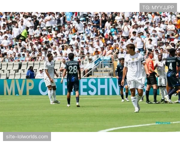 终场哨响，皇马主帅阿隆索与教练组相拥庆祝结束不胜